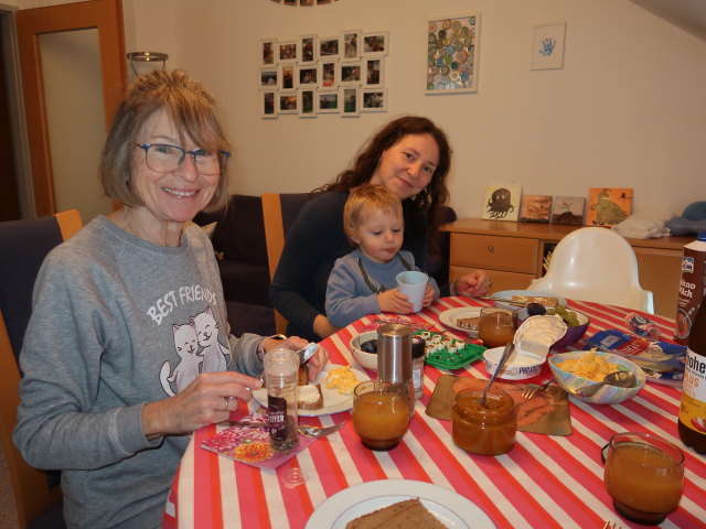 Mama, Nils und Sabine in unserer Wohnung