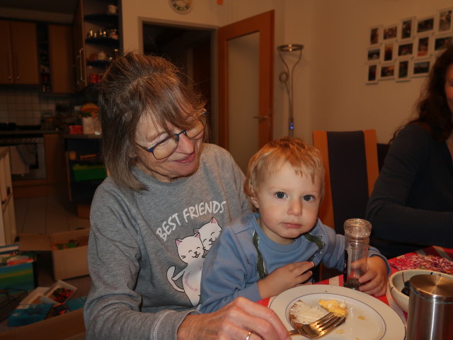 Mama, Nils und Sabine in unserer Wohnung