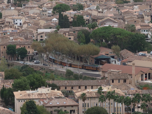 Estaci&oacute; d'S&oacute;ller von der Estaci&oacute; d'Mirador Pujol d'en Banya aus (14. Nov.)