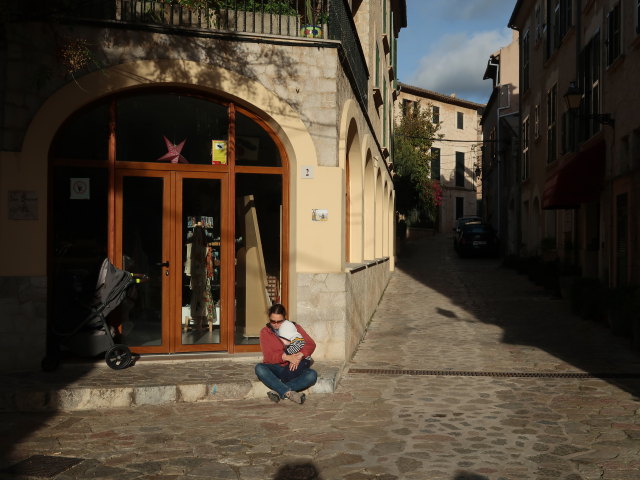Sabine und Nils auf der Pla&ccedil;a Bartomeu Estar&agrave;s in Valldemossa (23. Nov.)