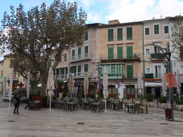 Sabine und Nils auf der Pla&ccedil;a de sa Constituci&oacute; in S&oacute;ller (25. Nov.)
