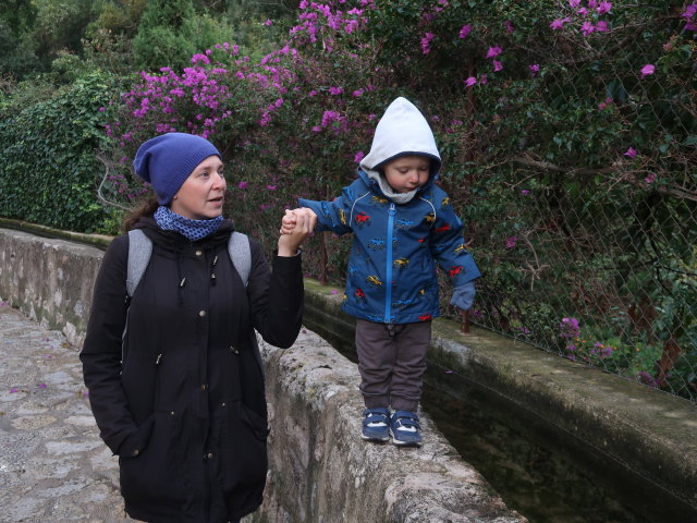 Sabine und Nils in der Carrer de sa Font in Fornalutx (26. Nov.)