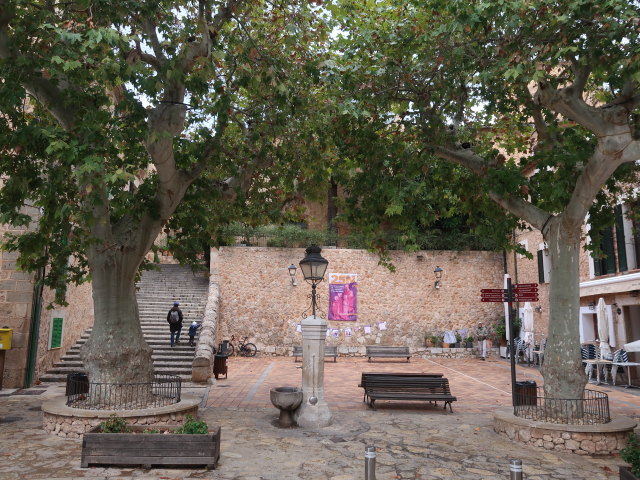 Sabine und Nils auf der Pla&ccedil;a d'Espanya in Fornalutx (26. Nov.)