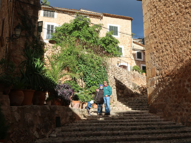 Nils, Sabine und ich in der Carrer de l'Esgl&eacute;sia in Fornalutx (26. Nov.)