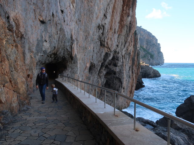 Sabine und Nils zwischen Port de Sa Calobra und Torrent de Pareis (26. Nov.)