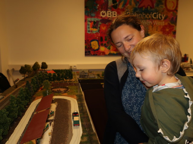 Sabine und Nils in der Modellbahnausstellung Westbahnhof