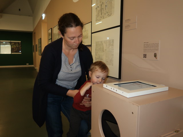 Sabine und Nils in der Sonderausstellung 'Sehnsucht Wald'