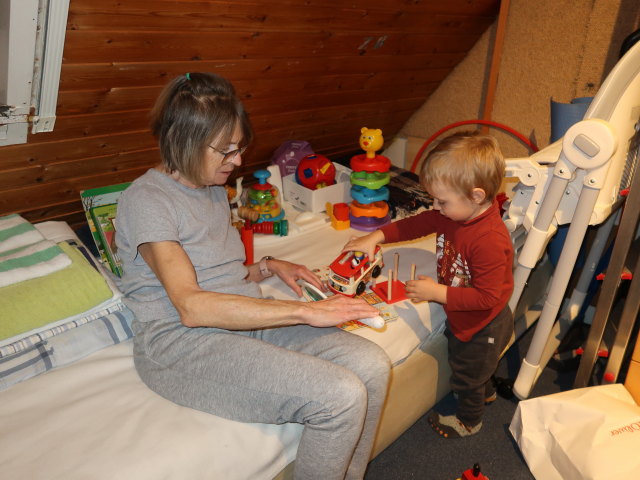 Mama und Nils im Haus meiner Eltern