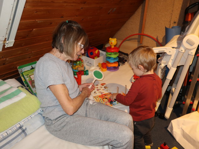 Mama und Nils im Haus meiner Eltern