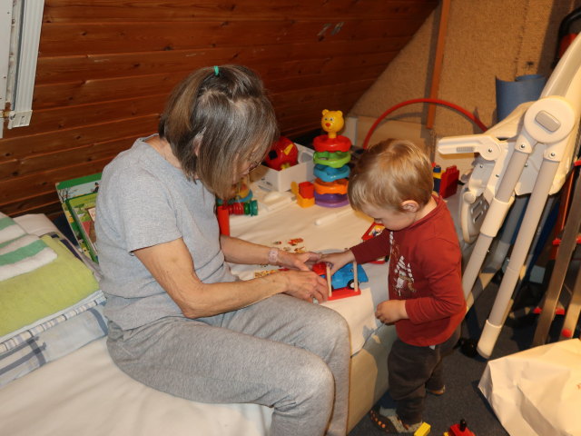 Mama und Nils im Haus meiner Eltern