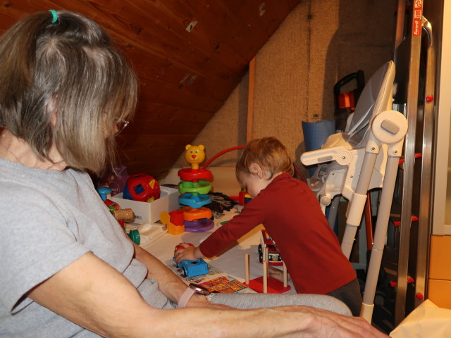 Mama und Nils im Haus meiner Eltern