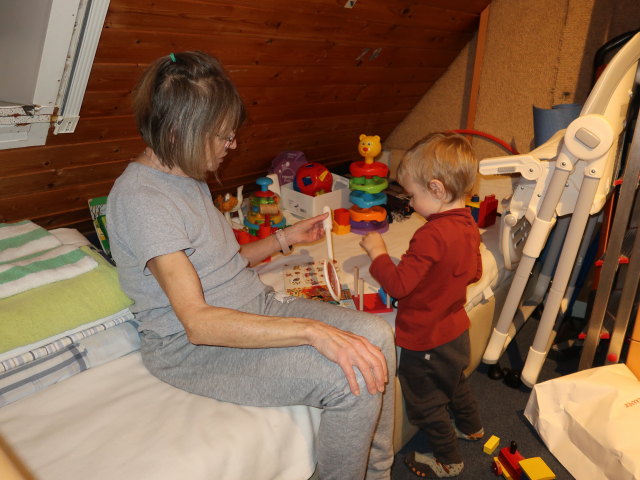 Mama und Nils im Haus meiner Eltern