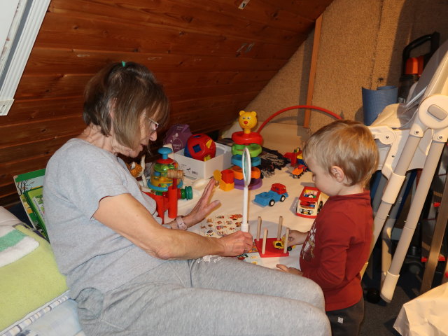 Mama und Nils im Haus meiner Eltern