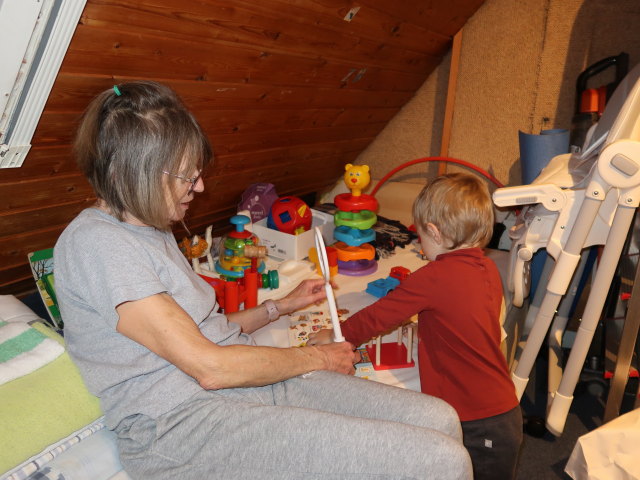 Mama und Nils im Haus meiner Eltern