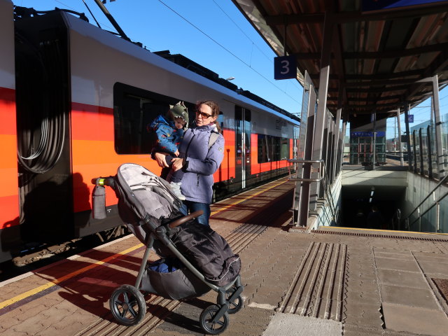 Nils und Sabine im Bahnhof Gloggnitz, 439 m