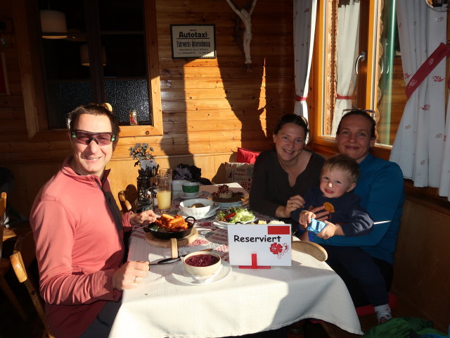 Ich, Sabine, Nils und Ursa in der Speckbacherh&uuml;tte, 1.094 m