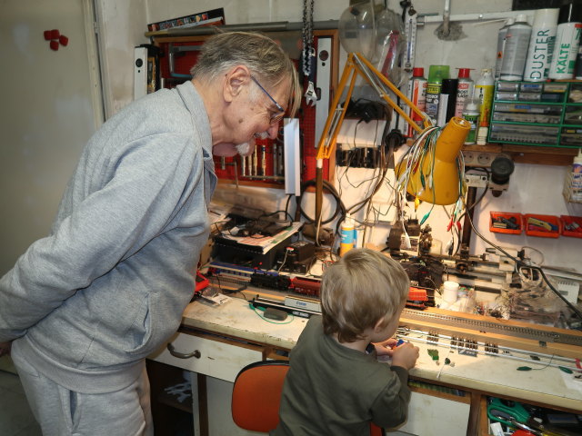 Papa und Nils im Haus meiner Eltern