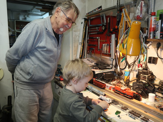 Papa und Nils im Haus meiner Eltern