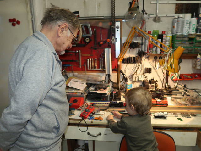 Papa und Nils im Haus meiner Eltern