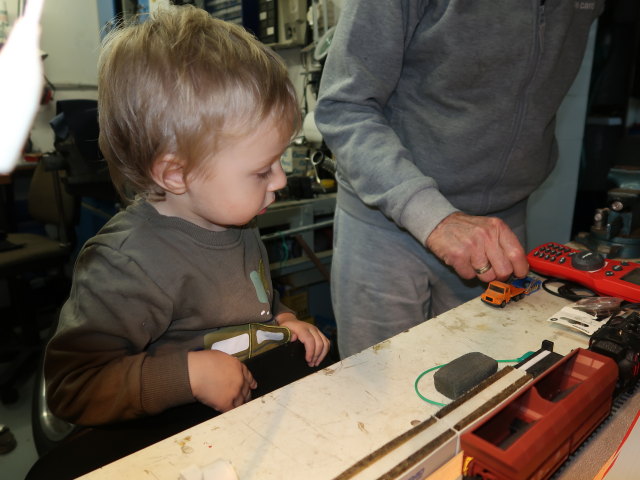 Nils und Papa im Haus meiner Eltern