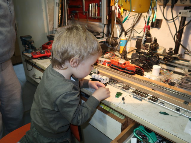 Papa und Nils im Haus meiner Eltern