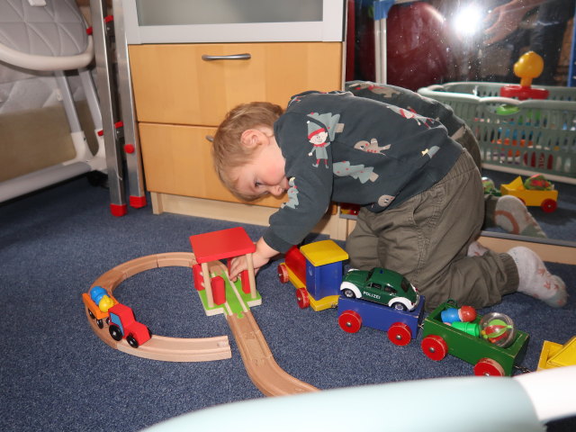 Nils im Haus meiner Eltern (24. Dez.)