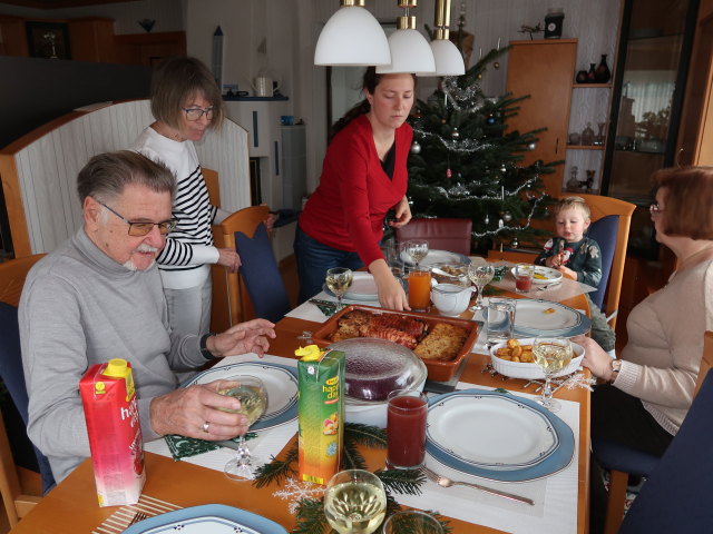 Papa, Mama, Sabine, Nils und Brigitte im Haus meiner Eltern (24. Dez.)