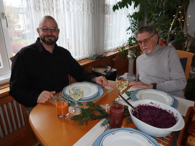 Markus und Papa im Haus meiner Eltern (24. Dez.)