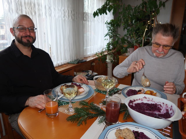 Markus und Papa im Haus meiner Eltern (24. Dez.)