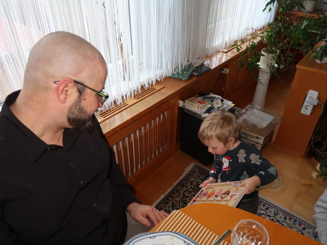 Markus und Nils im Haus meiner Eltern (24. Dez.)