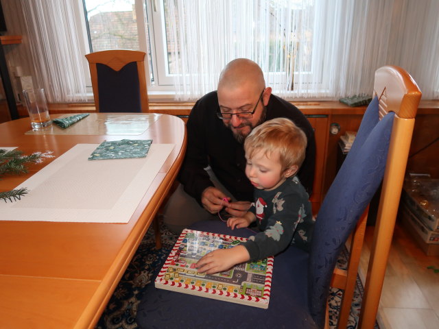 Markus und Nils im Haus meiner Eltern (24. Dez.)