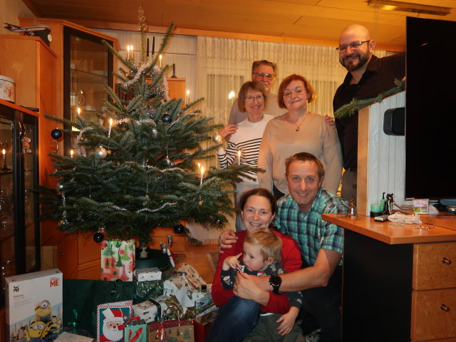 Nils, Sabine, Mama, Papa, ich, Brigitte und Markus  im Haus meiner Eltern (24. Dez.)