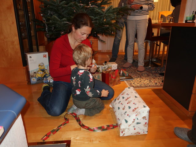 Sabine, Nils, Papa und Mama im Haus meiner Eltern (24. Dez.)