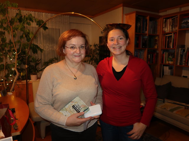 Brigitte und Sabine im Haus meiner Eltern (24. Dez.)