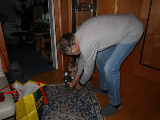 Nils und Papa im Haus meiner Eltern (24. Dez.)