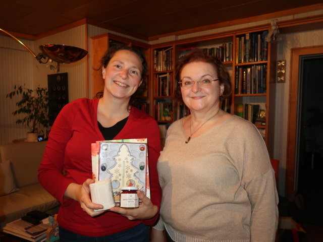 Sabine und Brigitte im Haus meiner Eltern (24. Dez.)
