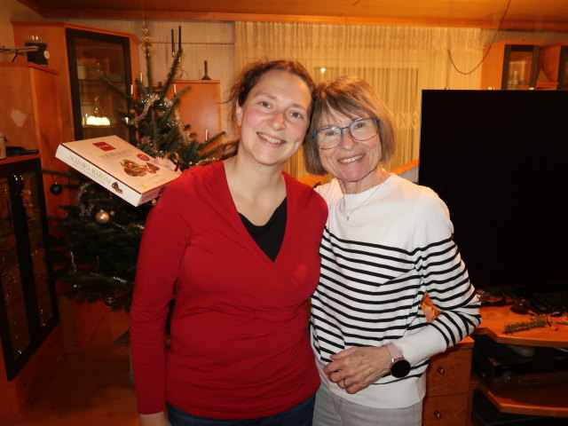 Sabine und Mama im Haus meiner Eltern (24. Dez.)