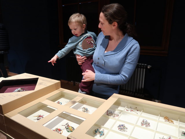 Nils und Sabine in der Sonderausstellung 'Fahrrad & Hummer - Funkelnder Baumschmuck aus Gablonz'