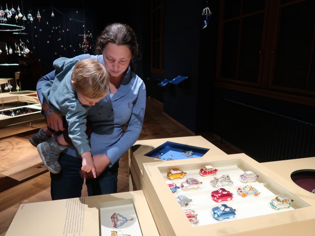 Nils und Sabine in der Sonderausstellung 'Fahrrad & Hummer - Funkelnder Baumschmuck aus Gablonz'