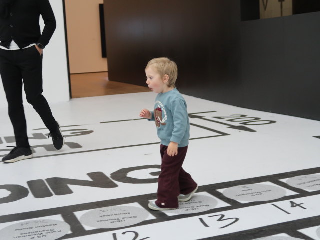 Nils in der Sonderausstellung 'Helmut Lang - S&eacute;ance de Travail 1986-2005'