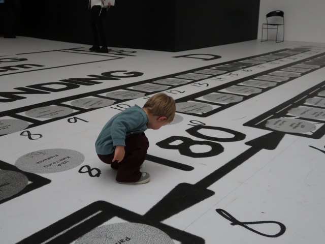 Nils in der Sonderausstellung 'Helmut Lang - S&eacute;ance de Travail 1986-2005'