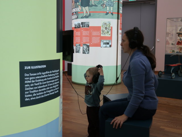 Nils und Sabine in der Sonderausstellung 'Kinder des Krieges'