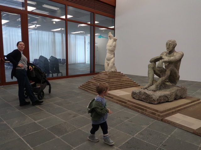 Sabine und Nils in der Ausstellung 'Wotruba International'