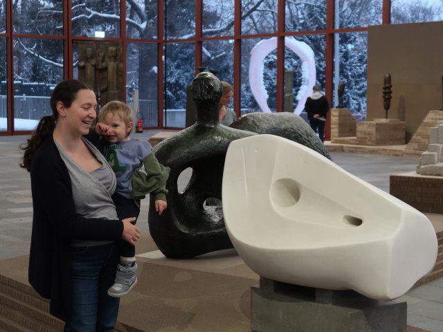 Sabine und Nils in der Ausstellung 'Wotruba International'