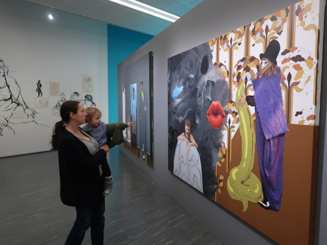 Sabine und Nils in der Ausstellung 'Ashley Hans Scheirl - In & Out of Painting'