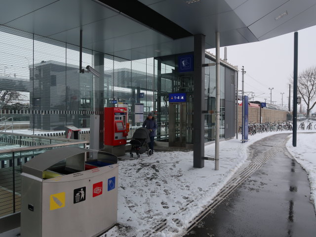 Sabine im Bahnhof Wien S&uuml;&szlig;enbrunn, 162 m