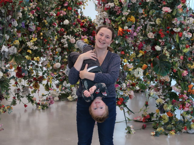 Nils und Sabine in der Ausstellung 'Regula Dettwiler - Unvergesslich'