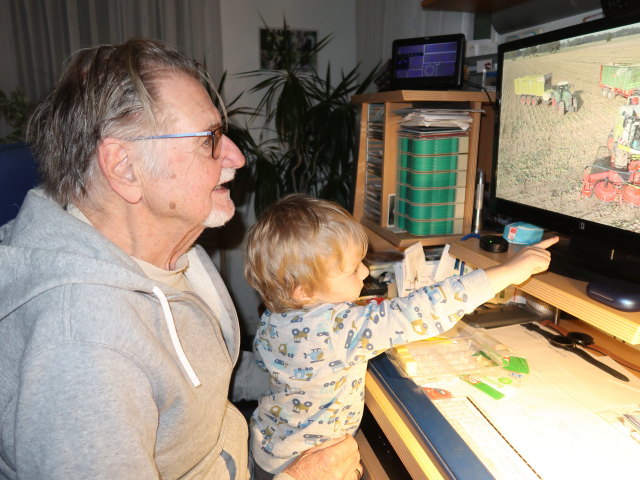 Papa und Nils im Haus meiner Eltern