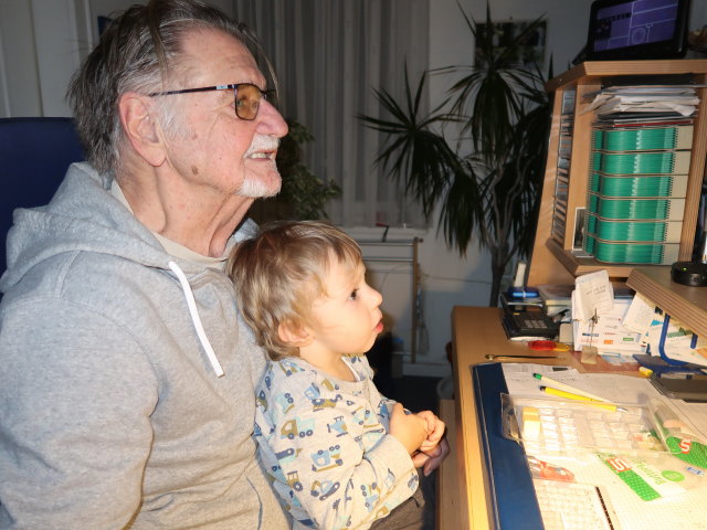 Papa und Nils im Haus meiner Eltern