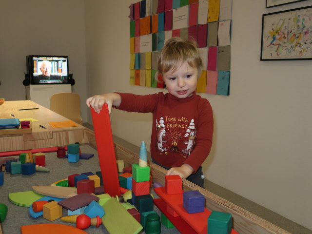 Nils in der Ausstellung 'Nie endg&uuml;ltig! Das Museum im Wandel'